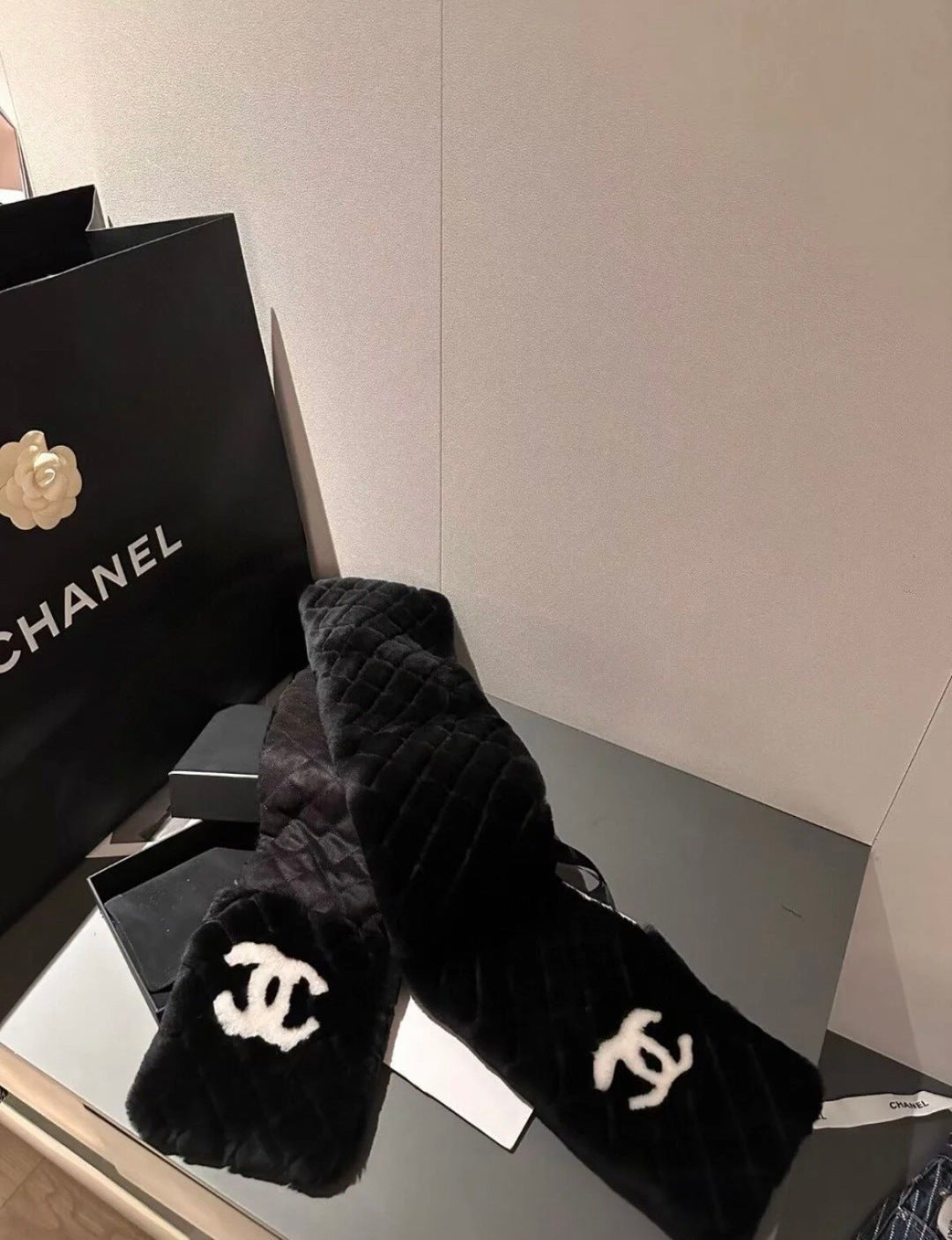 CHANEL 25S SCARF 120 IN FAUX FUR 876358