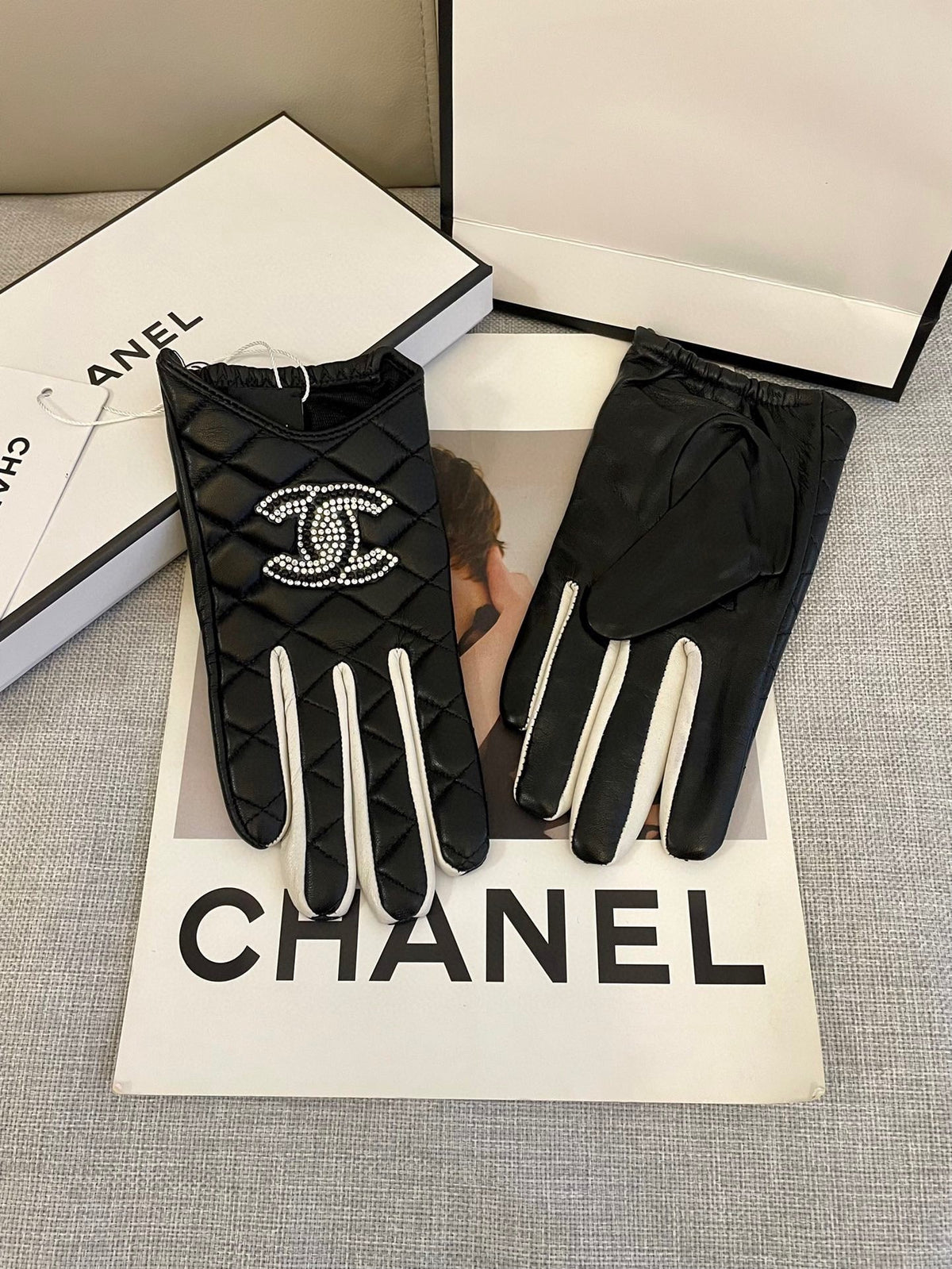 CHANEL GLOVES IN BLACK MIX WHITE SHEEPSKIN 463850
