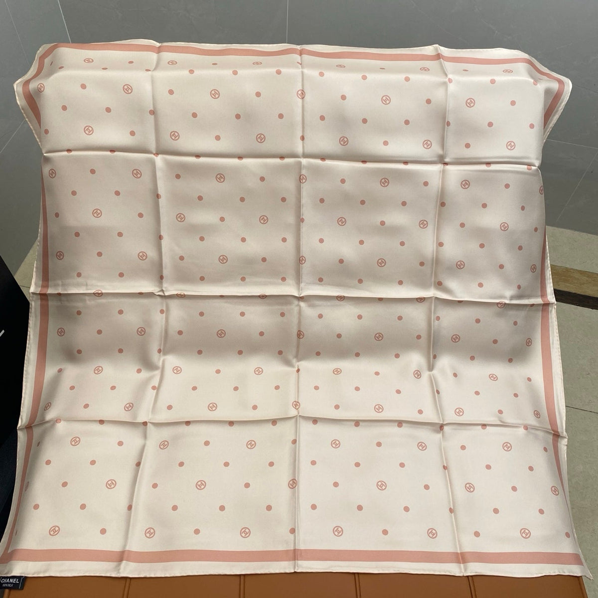 CHANEL 25S SCARF 90 IN SILK 704605