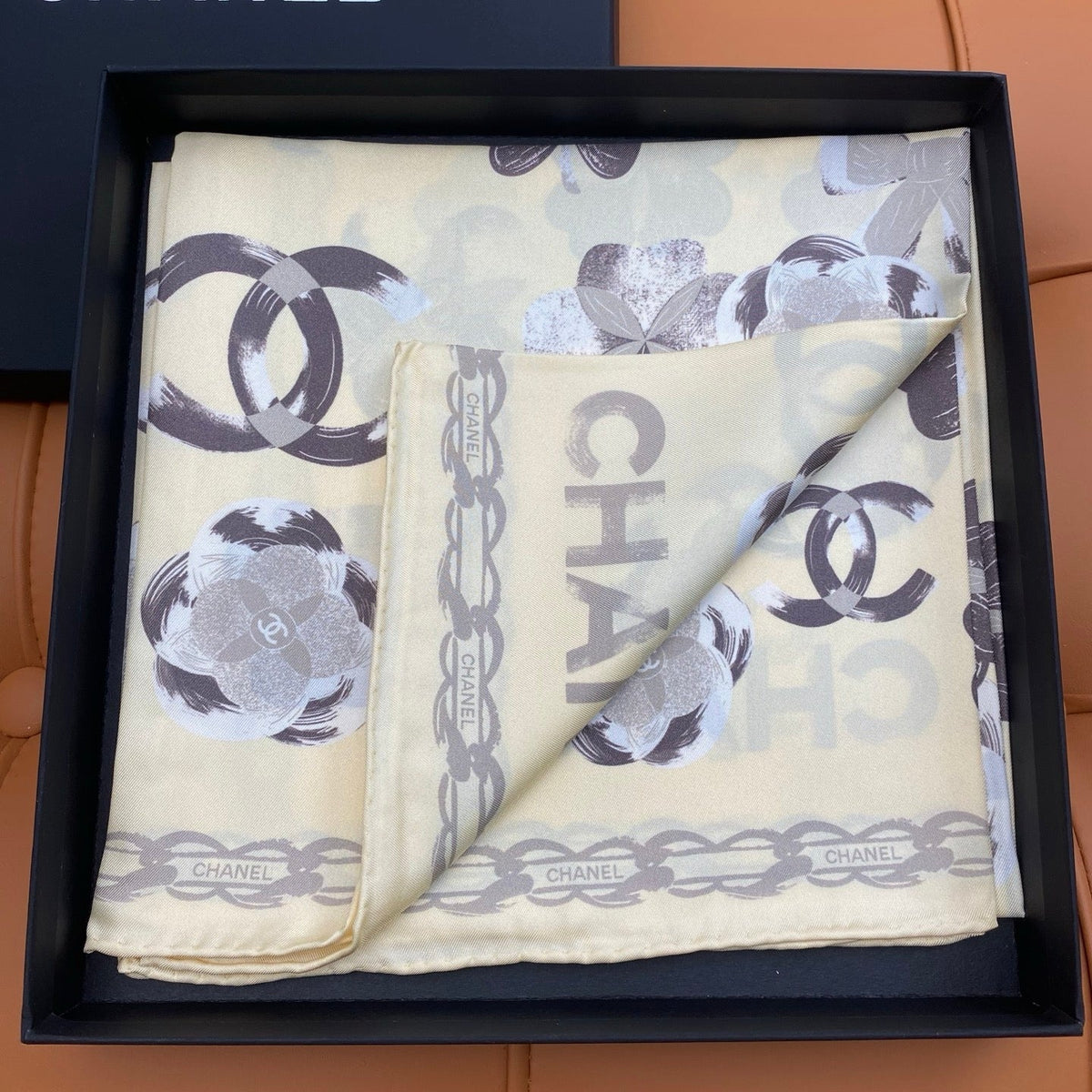 CHANEL 25S SCARF 90 IN SILK 703655