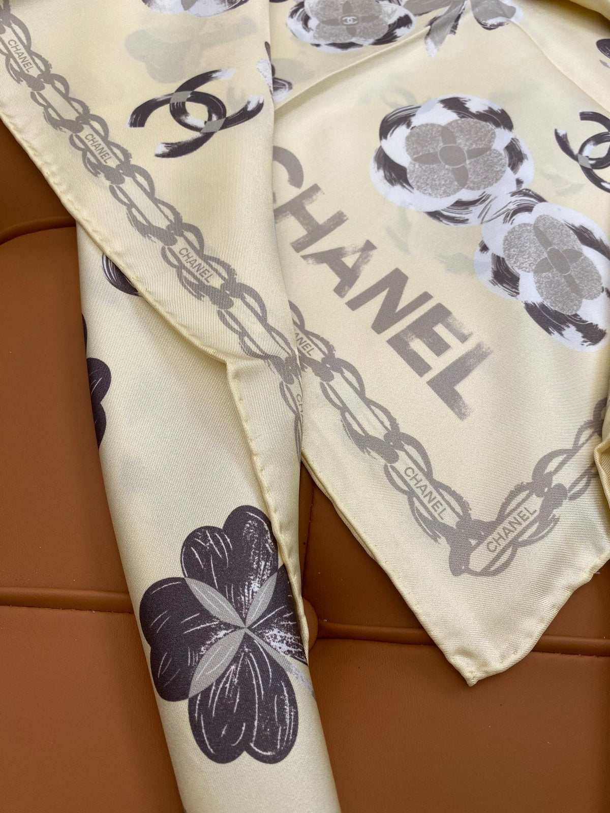 CHANEL 25S SCARF 90 IN SILK 703655