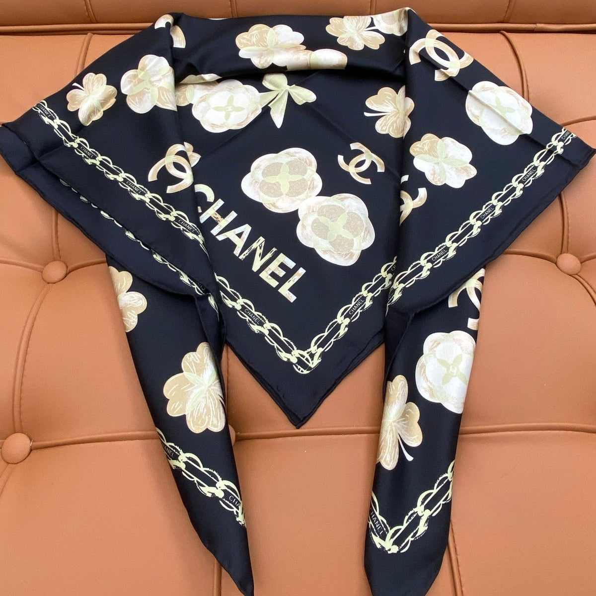CHANEL 25S SCARF 90 IN SILK 703656