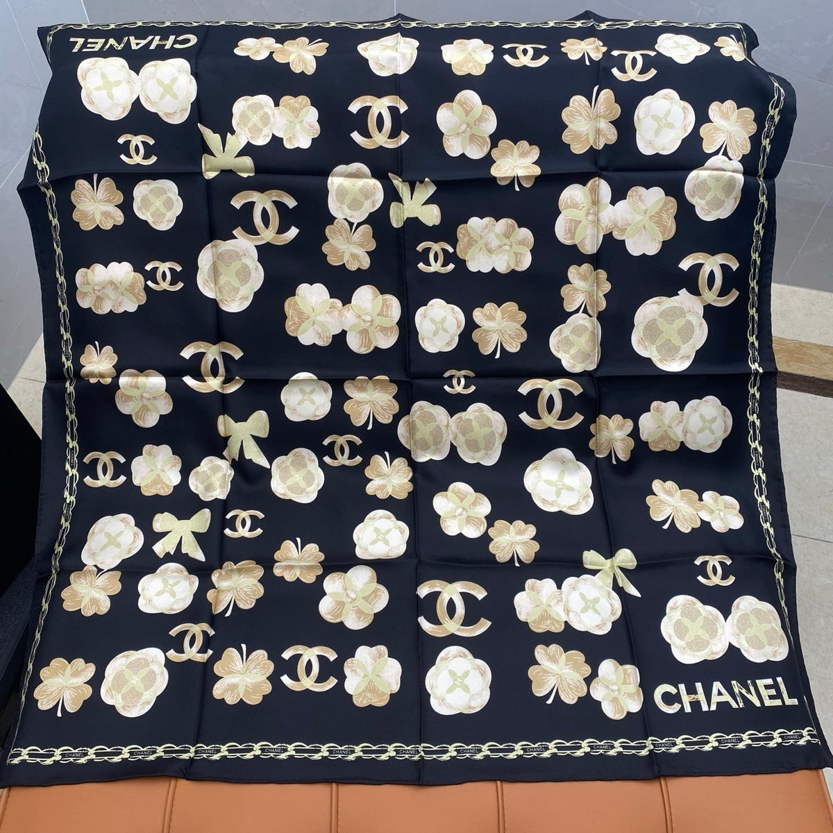 CHANEL 25S SCARF 90 IN SILK 703656
