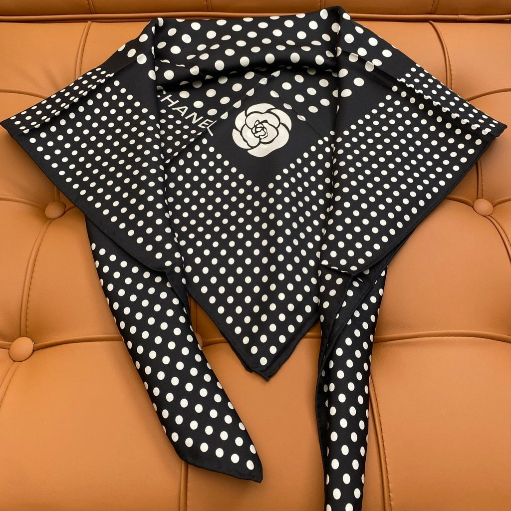 CHANEL 25S SCARF 90 IN SILK 703690