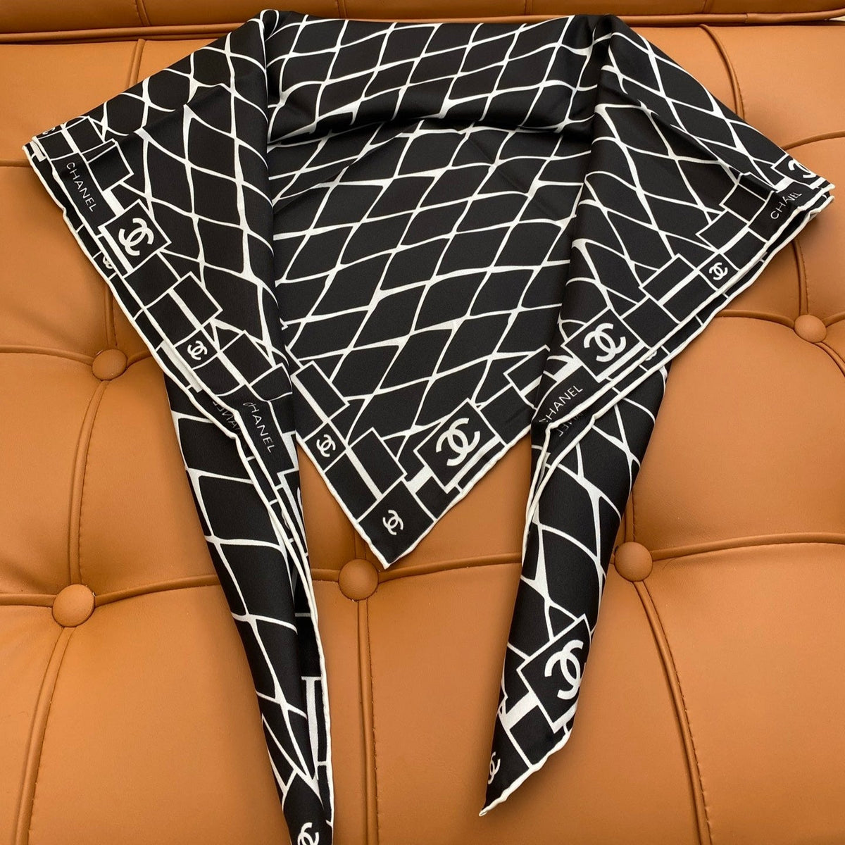 CHANEL 25S SCARF 90 IN SILK 703695