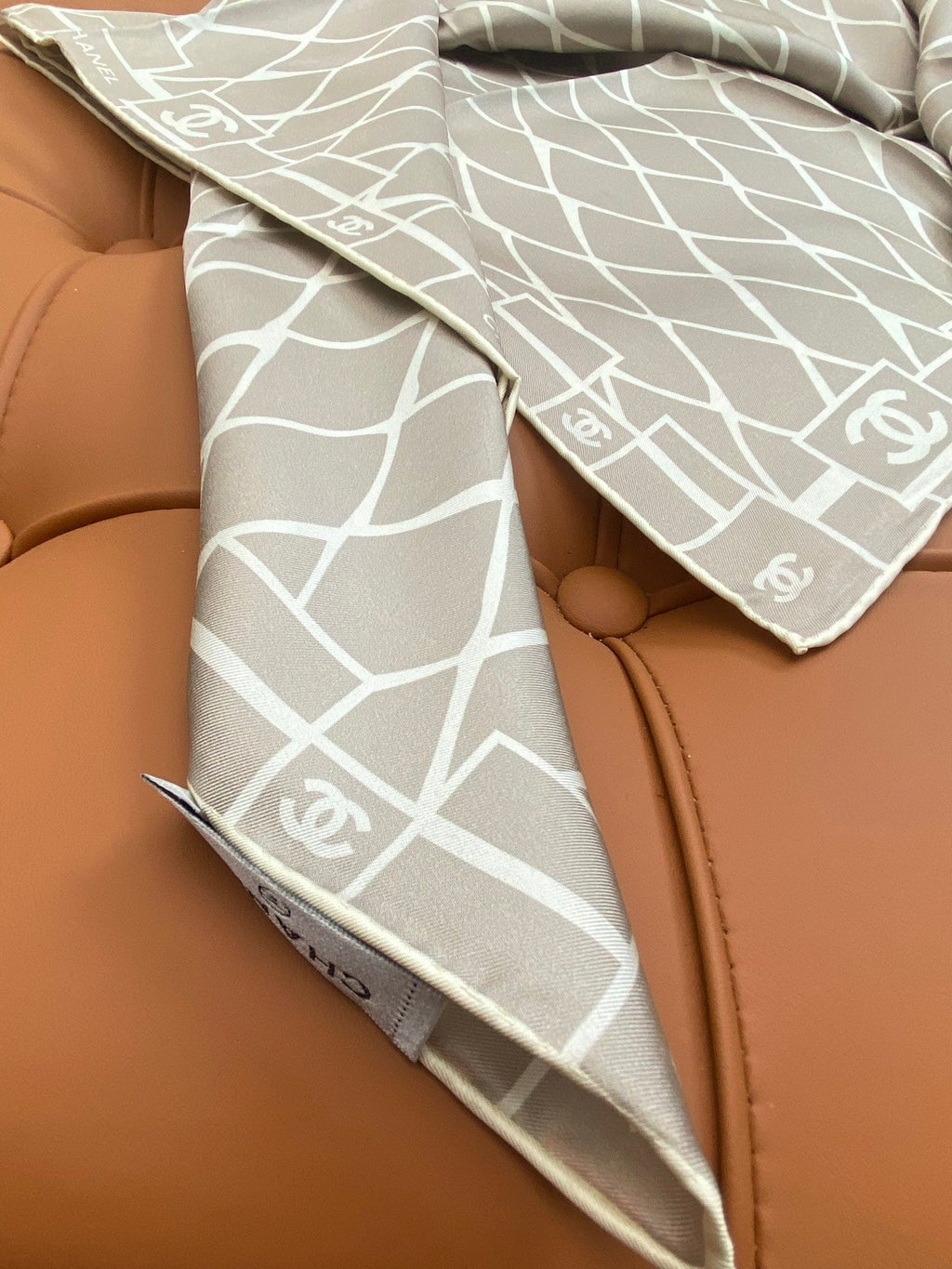 CHANEL 25S SCARF 90 IN SILK 703693