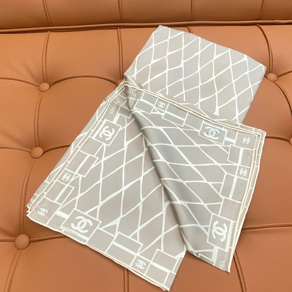 CHANEL 25S SCARF 90 IN SILK 703693
