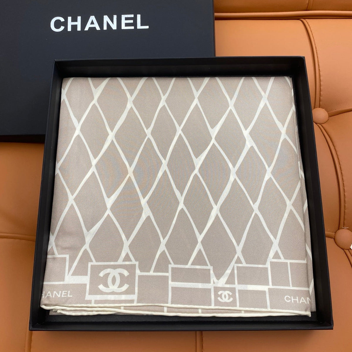 CHANEL 25S SCARF 90 IN SILK 703693