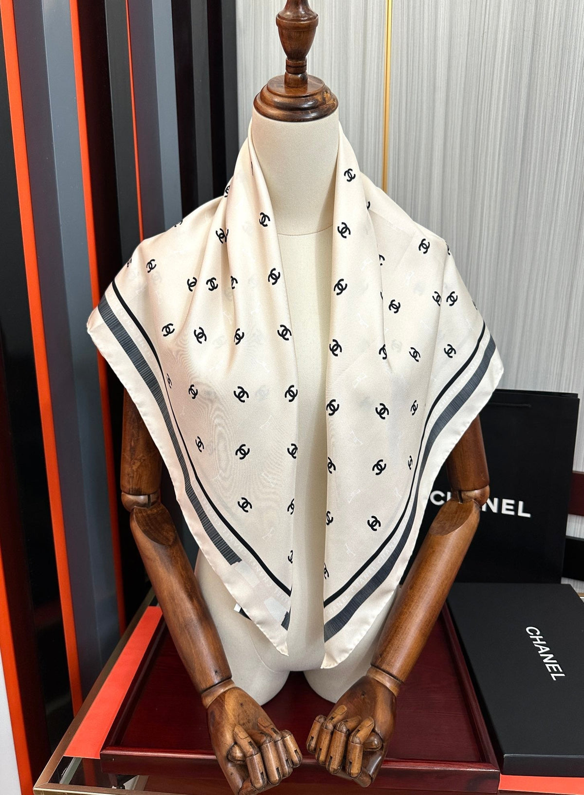 CHANEL 25S SCARF 90 IN SILK 730538